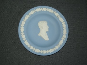 Wedgwood Jasperware blauw 036. bordje O11,1 cm. John F. Kennedy