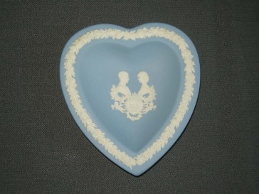 Wedgwood Jasperware blauw 046. hartje Royal Birth 1982