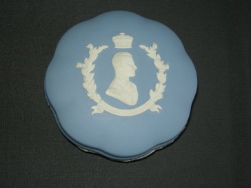 Wedgwood Jasperware blauw 048. dekseldoosje H.R.H. Duke of Edinsburgh