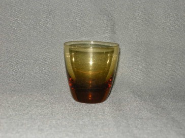 gekleurd glas 4.a  bekertje, doorsnee 5,5 cm., okergeel