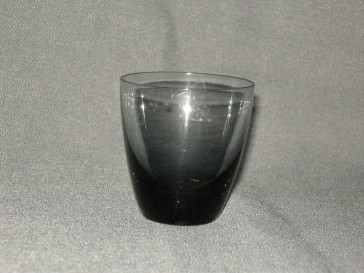 gekleurd glas 4.c  bekertje, doorsnee 5,5 cm., smoke