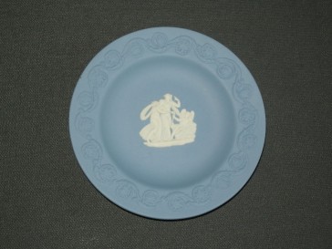 Wedgwood Jasperware blauw 051. bordje O11 cm. 