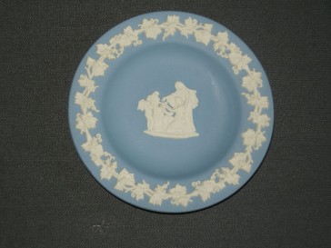 Wedgwood Jasperware blauw 053. bordje O11,2 cm. met reliëf van witte blaadjes op de rand