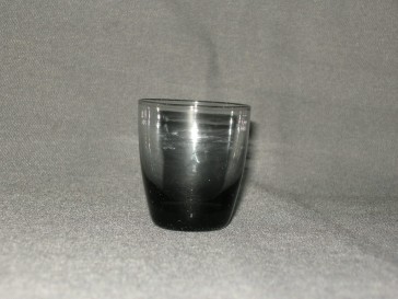 gekleurd glas 5  bekertje, doorsnee 4,5 cm., smoke