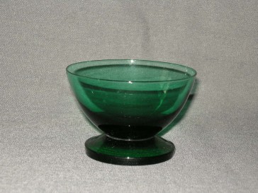 gekleurd glas 6.d coupe, doorsnee 8 cm., donkergroen