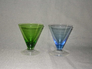 gekleurd glas, coupes met blank voetje