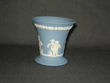 Wedgwood Jasperware blauw 084. vaasje