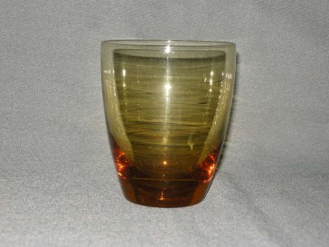 gekleurd glas 8. beker, doorsnee 8,2 cm., okergeel