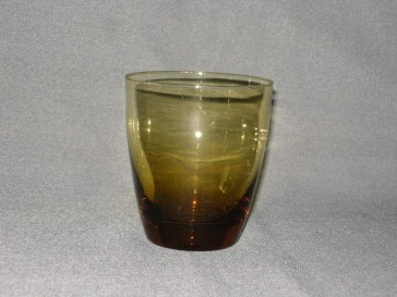 gekleurd glas 9. beker, doorsnee 8 cm., okergeel