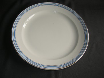 Faiencerie D'onnaing (Nord) roomwit - kobaltblauw bord / schaal O26,5 cm.