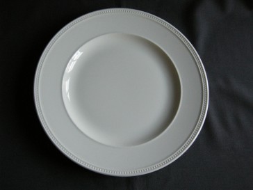Wedgwood Windsor dinerbord glad met parelrand minimale vlekjes
