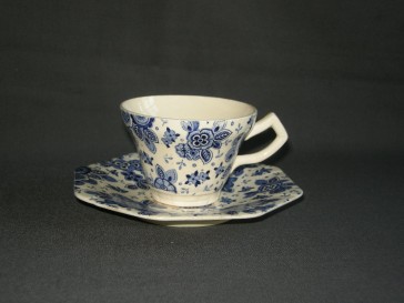 Societe Ceramique Beatrix koffiekop & schotel hoekig oor lichte verkleuring