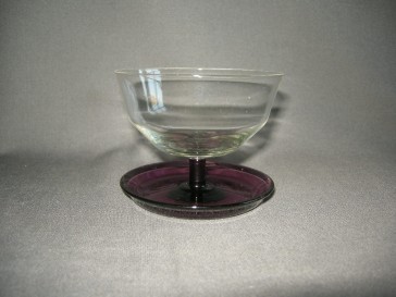 Kristalunie Maastricht paars been Logos coupe op schaaltje O9,2 cm.