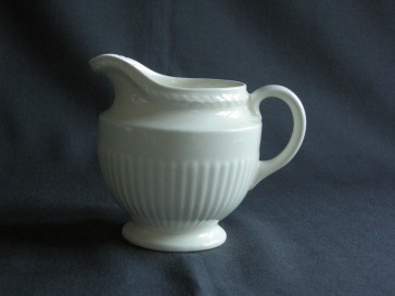 Wedgwood Edme plain melkkannetje met beschadiging