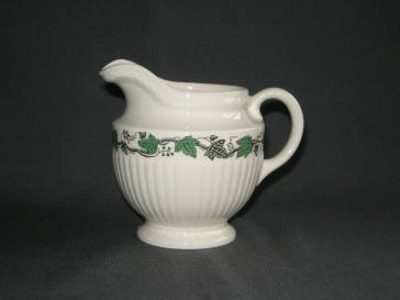 Wedgwood Stratford melkkannetje beschadigd