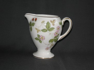 Wedgwood Wild Strawberry melkkannetje