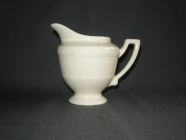 Royal Creamware Recamier melkkannetje