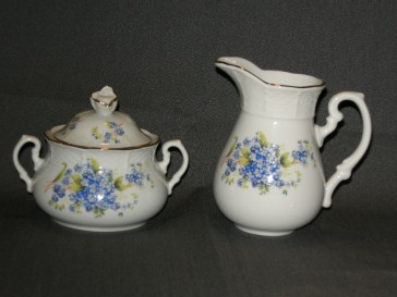 Thun wit met kleine blauwe bloemetjes melkkannetje