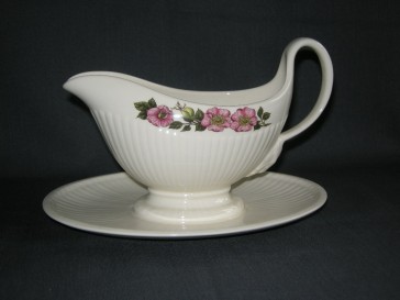 Wedgwood Briar Rose sauskom met vaste onderschotel