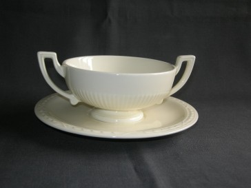 Royal Creamware Recamier soepkop & schotel met beschadiging standring