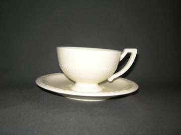 Royal Creamware Recamier effen theekop & schotel