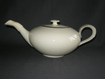 Heinrich Anmut 16438 roomwit met goudkleurig randje theepot
