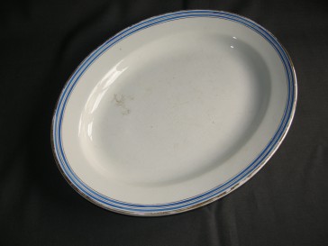 Faiencerie D'onnaing (Nord) roomwit - kobaltblauw vleesschaal 33,5 cm.