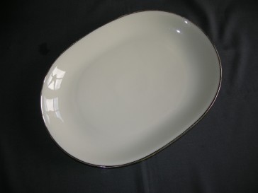 Heinrich Anmut 16438 roomwit met goudkleurig randje vleesschaal 33,5 x 24,5 cm.
