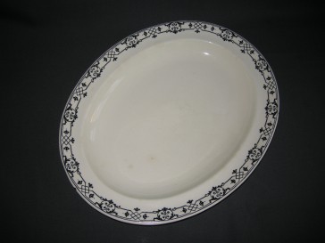 Wedgwood Moustiers vleesschaal 37 x 29,5 cm. met gebruikerssporen