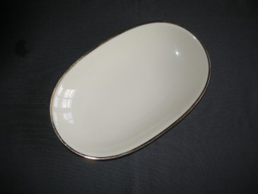 Heinrich Anmut 16438 roomwit met goudkleurig randje vleesschaaltje 23,5 x 14,5 cm.