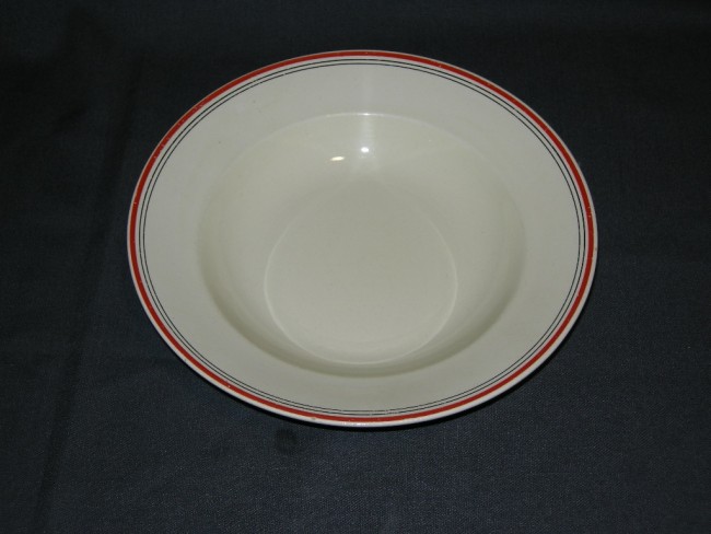 Portiek Dekbed Op maat Servies Societe Ceramique roomwit met 1 breed rood en 2 smalle zwarte  randjes soepbord Servies