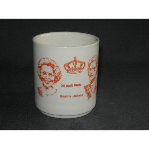 Koninklijk Huis 006. niet gemerkt herdenkingsmok kroningsjaar Beatrix