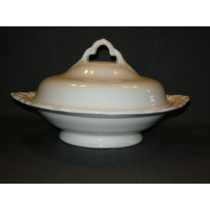 Petrus Regout Wellington 021. schaal rond op voet met deksel O26 cm.