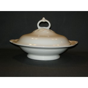 Petrus Regout Wellington 022. schaal rond op voet met deksel O26,5 cm.