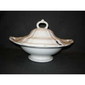 Petrus Regout Wellington 023. schaal rond op voet met deksel O27 cm.