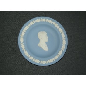 Wedgwood Jasperware blauw 036. bordje O11,1 cm. John F. Kennedy