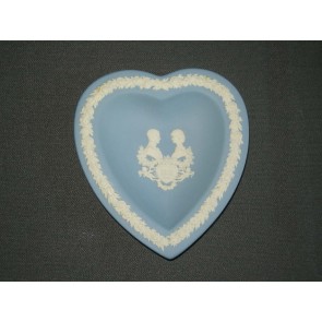 Wedgwood Jasperware blauw 046. hartje Royal Birth 1982