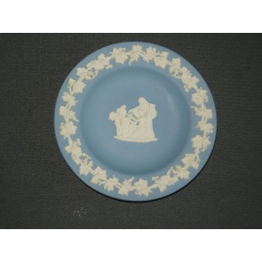 Wedgwood Jasperware blauw 053. bordje O11,2 cm. met reliëf van witte blaadjes op de rand