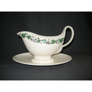 Wedgwood Stratford sauskom met vaste onderschotel met beschadiging